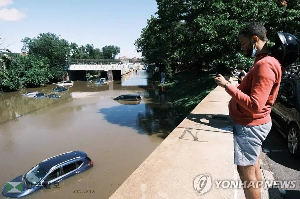 [AFP=연합뉴스] 물에 잠긴 뉴욕 브롱스의 도로