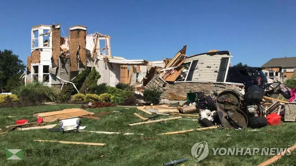 [AFP=연합뉴스] 허리케인으로 무너진 뉴저지의 농장주택