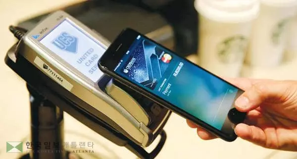 


&nbsp;코로나 팬데믹 이후 현금 사용 대신 비접촉, 비대면 결제 방식이 선호되면서 미국이 현금 없는 사회로 빠르게 진입하고 있다. [로이터]