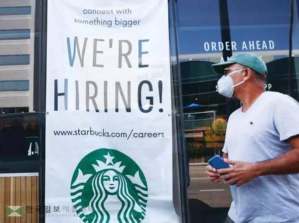 


&nbsp;연방정부의 실업수당 지원이 4일로 만료되면서 구직에 도움이 될 것이라는 전망과 소비 위축으로 경기 회복의 걸림돌이 될 수 있다는 전망이 엇갈리고 있다. [로이터]