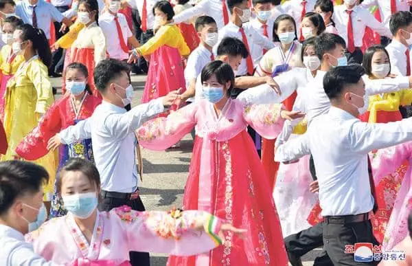 


 북한 학생들이 지난 8월 16일 해방절 76주년을 기념하는 무용 공연을 펼치고 있다. [로이터]