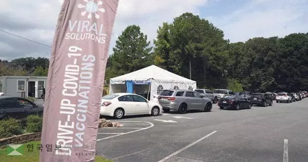 &nbsp;조지아주의 한 드라이브스루 백신 접종소에 차량들이 길게 늘어서 있다. [로이터]