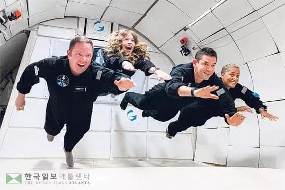 다음주 우주여행을 앞두고 무중력 훈련을 받고 있는 인스퍼레이션4 민간인 승무원들. <연합>