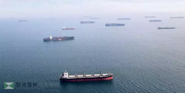 


&nbsp;항만 물류 적체로 입항하지 못하고 LA항 앞 바다에 몰려 대기하고 있는 대형 선박들. [로이터]