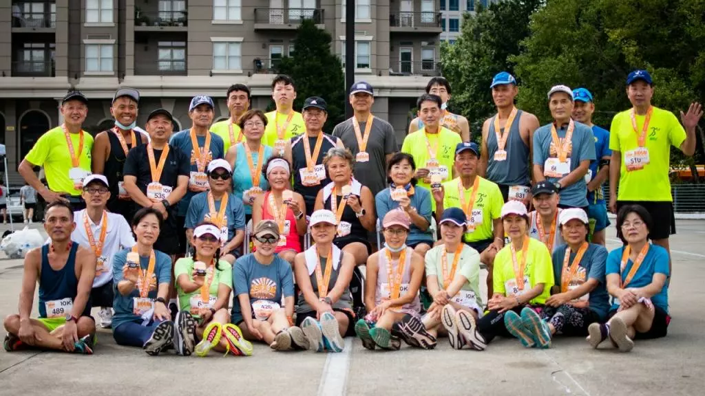 2021 빅 피치 시즐러 10k 마라톤대회 후  한인참가자들이 모여 기념촬영을 하고 있다.