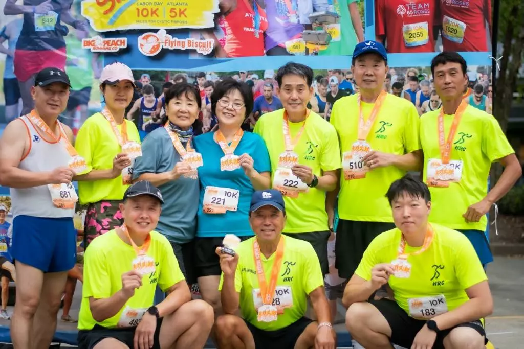 마라톤대회에서 입상한 마라토너들이 메달을 들어 보이고 있다.