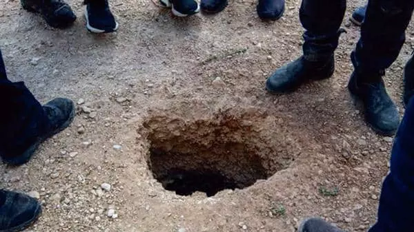 이스라엘 교도소 관계자들이 6일 담장 밖에서 팔레스타인 수감자 6명이 탈출한 땅굴을 확인하고 있다. [로이터]