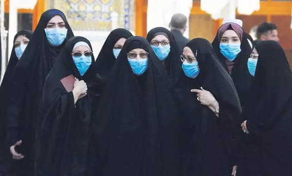  이라크 여성들이 마스크를 착용하고 거리를 걷는 모습. [로이터]