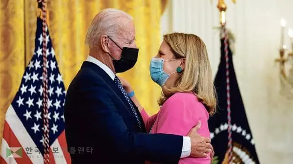 &nbsp;조 바이든 대통령이 8일 백악관 노동절 기념 행사 연설에 앞서 미 최대 노조 조직인 미국노동총연맹산업별조합회의(AFL-CIO) 리즈 슐러 의장과 포옹하고 있다. [로이터]
