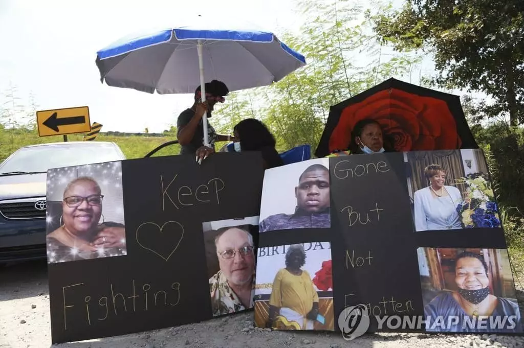 7일 사바나에서 스쿨버스 운전기사들이 코로나19로 사망한 동료들의 사진을 내걸고 시위를 벌이고 있다. [AP=연합뉴스]