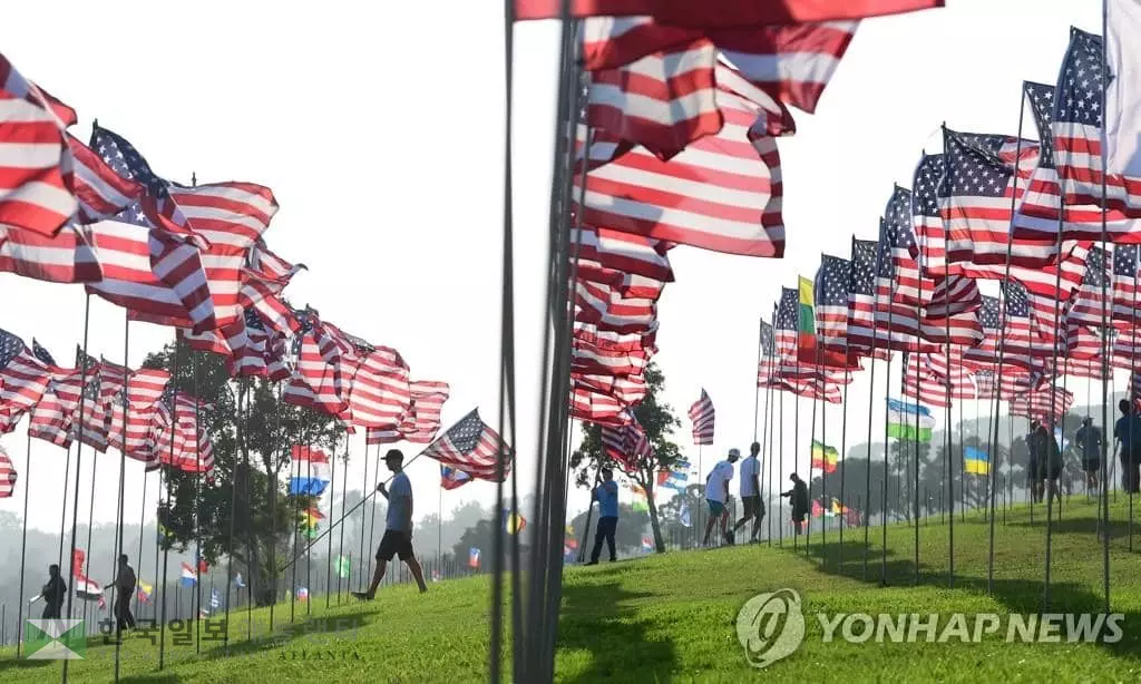 '9·11 테러 20주년' 사흘 앞두고 추모 깃발 꽂는 주민들