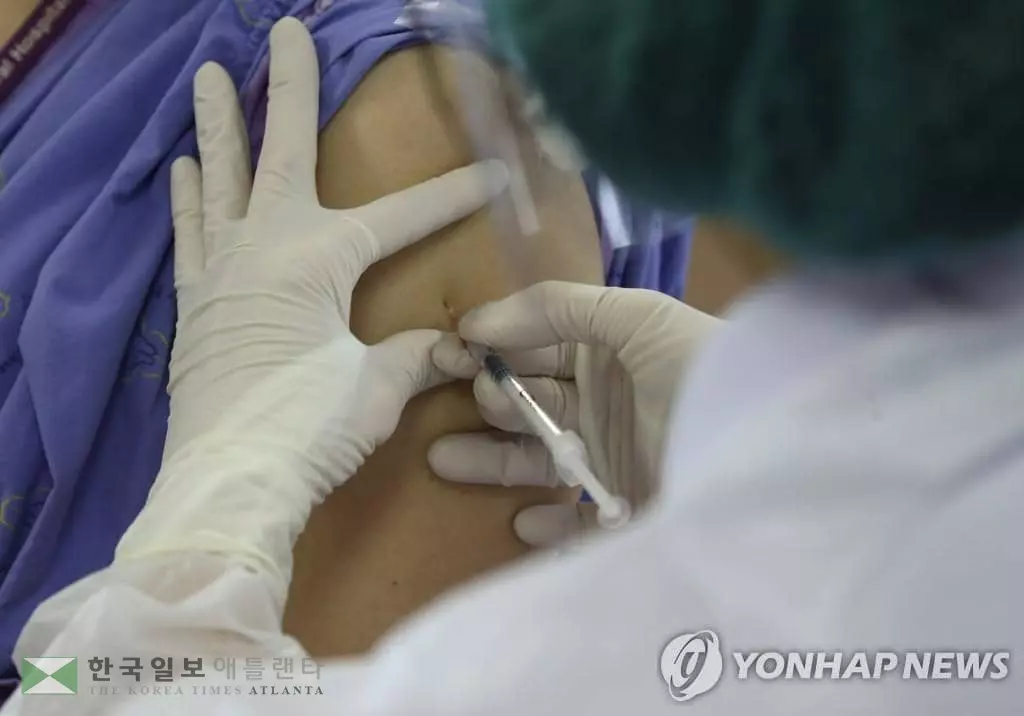 


지난달 9일 태국에서 메신저리보핵산(mRNA) 백신인 화이자-바이오엔테크 신종 코로나바이러스 감염증(코로나19) 백신 접종이 이뤄지고 있다. [EPA=연합뉴스 자료사진]