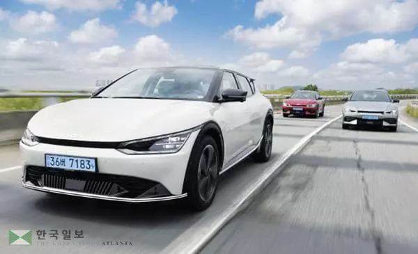 &nbsp;도로를 주행하는 기아의 첫 전용 전기차 EV6. [사진제공=기아]