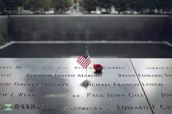  뉴욕 맨해턴의‘그라운드제로’ 현장에는 추모 조형물에 당시 희생자 전원의 이름이 빼곡이 쓰여 있다. 9.11 20주년을 앞두고 희생자 명판에 꽃 한 송이가 꽂혀 있다. [로이터]