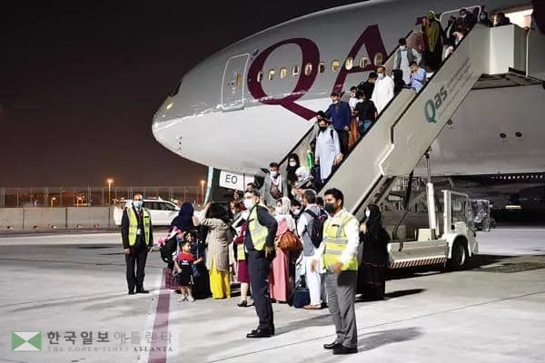 


&nbsp;미군 철군 완료 후 처음으로 민항기편으로 아프간을 공식 출국한 미국 국적자 등이 9일 카타르 공항에 안전하게 도착해 비행기에서 내리고 있다. [로이터]