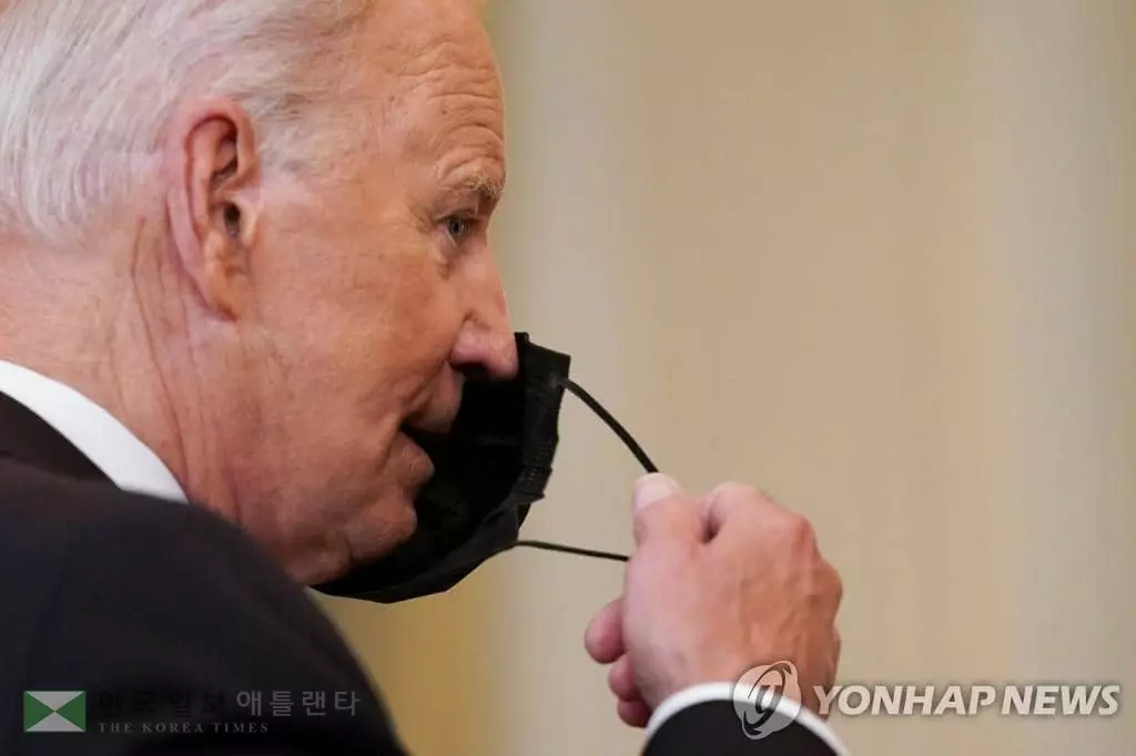 


&nbsp;조 바이든 대통령이 9일 워싱턴DC 백악관의 스테이트 다이닝룸에서 신종 코로나바이러스 감염증(코로나19) 대응책에 관해 연설하기 위해 마스크를 벗고 있다. 바이든 대통령은 코로나19 확산 억제를 위해 연방 직원의 백신접종을 의무화한다고 밝혔다