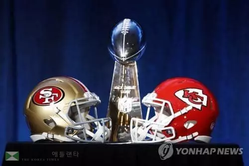 NFL 슈퍼볼 빈스 롬바르디 트로피와 헬멧[EPA=연합뉴스]