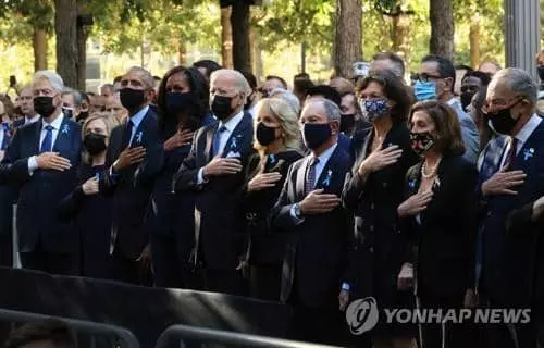 9·11 20주년 추모식에 참석한 조 바이든 대통령(앞줄 왼쪽에서 5번째). 버락 오바마(앞줄 왼쪽에서 세번째), 빌 클린턴(앞줄 왼쪽 첫번째) 전 대통령도 자리를 함께했다. [EPA=연합뉴스]