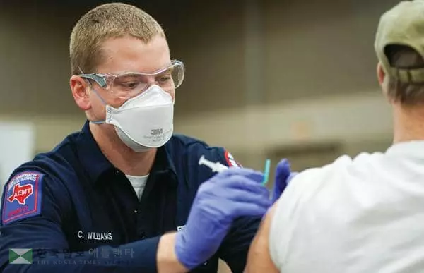 


&nbsp;100명 이상 기업 고용주에게 코로나 백신 접종 의무 조치 권한을 부여하는 조치가 임박한 가운데 기업에 미칠 파장에 관심이 모아지고 있다. [로이터]