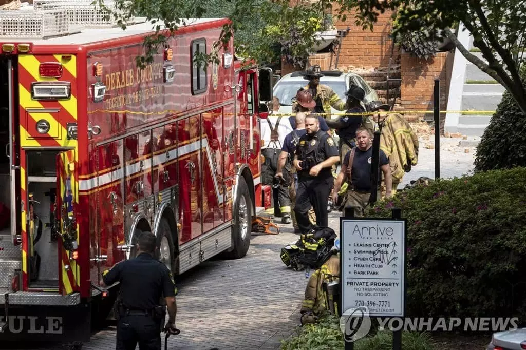 현장에 출동한 구조대원들 [AP=연합뉴스]