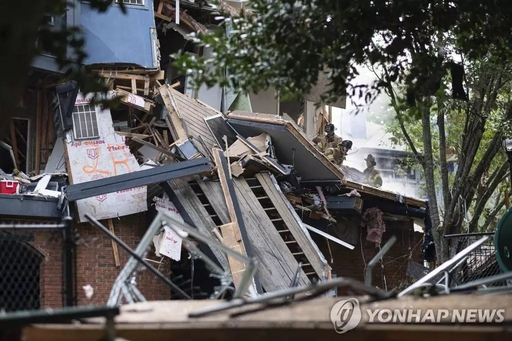 폭발로 파손된 아파트 건물 [AP=연합뉴스]