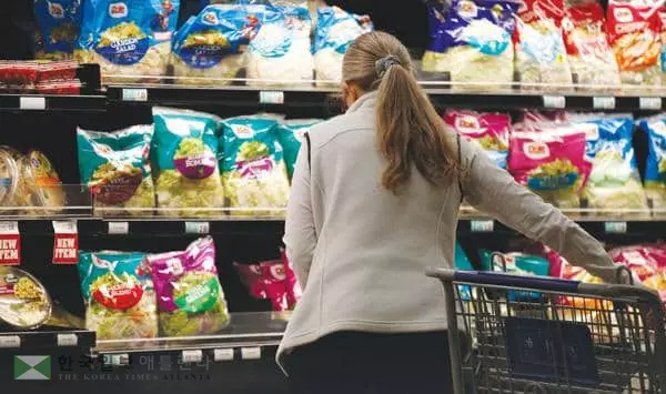 &nbsp;8월 미국 소비자 물가가 전년에 비해 5.3%나 상승한 여파로 한인 생활 물가도 급등하면서 물가 상승에 따른 생활비 부담이 가중되고 있다. [로이터]