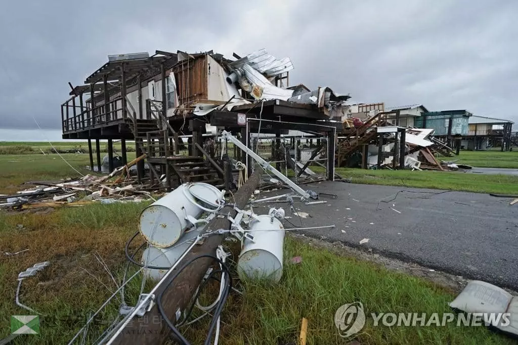허리케인 '아이다'로 부서진 미국 루이지애나주 포인트 옥스 셰즈의 주택가 하늘에 14일(현지시간) 열대성 폭풍 '니컬러스'가 몰고 온 먹구름이 보인다. 미 국립허리케인센터(NHC)는 니컬러스가 텍사스주, 루이지애나주로 다가오면서 세력을 키워 최고 풍속이 시속 120㎞에 달하자 이를 1등급 허리케인으로 격상했다.