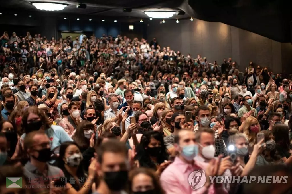 14일 뉴욕 맨해튼의 브로드웨이에 있는 거슈윈 시어터가 뮤지컬 '위키드' 공연을 보러 온 관객들로 가득 차 있다. 브로드웨이는 신종 코로나바이러스 감염증(코로나19) 탓에 1년 넘게 극장 문을 닫았다가 이날부터 공연을 재개했다.(뉴욕 로이터=연합뉴스)