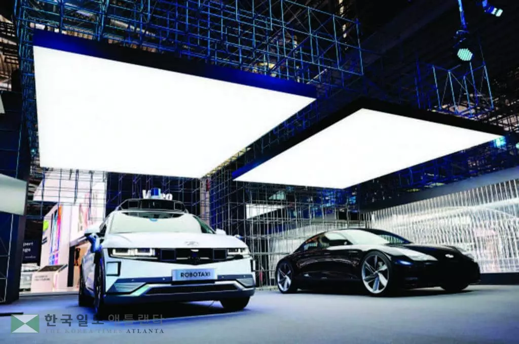 독일 뮌헨에서 6일(현지 시간) 열린 글로벌 모터쇼 ‘IAA 모빌리티 2021’ 전시관에 현대자동차의 아이오닉5 로보택시(왼쪽)와 아이오닉6의 콘셉트카인 프로페시가 전시돼 있다. [사진 제공=현대차]