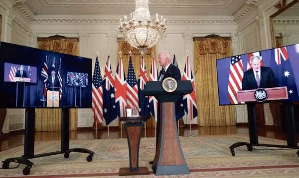  조 바이든 대통령이 15일 백악관에서 화상으로 함께 한 스콧 모리슨 호주 총리(왼쪽), 보리스 존슨 영국 총리(오른쪽)와 함께 첨단 군사기술을 공유하는 3개국 간 안보 파트너십‘오커스’ 출범을 발표하고 있다.