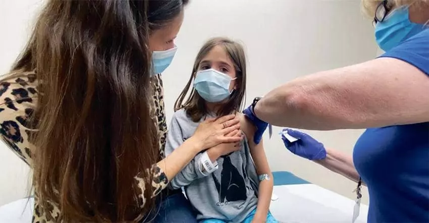 어린이용 코로나19 백신이 언제 출시될지 아직 미지수다. 한 어린이가 독감 백신을 맞고 있는 모습. 	   	    <로이터>