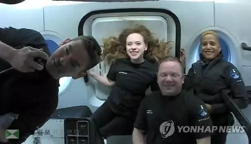 무중력 상태에서 단체 사진을 찍은 스페이스X 우주관광객[Inspiration4/AFP=연합뉴스]