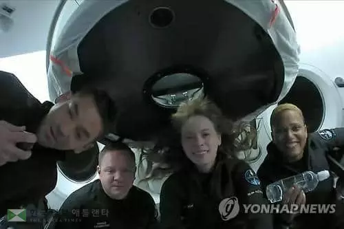 사흘 우주 관광을 마무리한 4명의 민간인 탑승객[SpaceX/UPI=연합뉴스,]