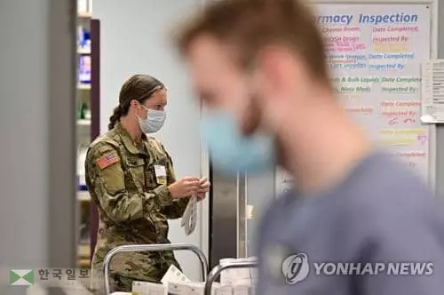 16일 켄터키주의 세인트 클레어 지역의료센터 약제실에서 주 방위군 요원이 의료 업무를 지원하고 있다. [AFP=연합뉴스]