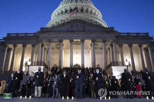 


지난 2월 코로나19 사망자 애도하는 연방의회 의원들[EPA=연합뉴스]