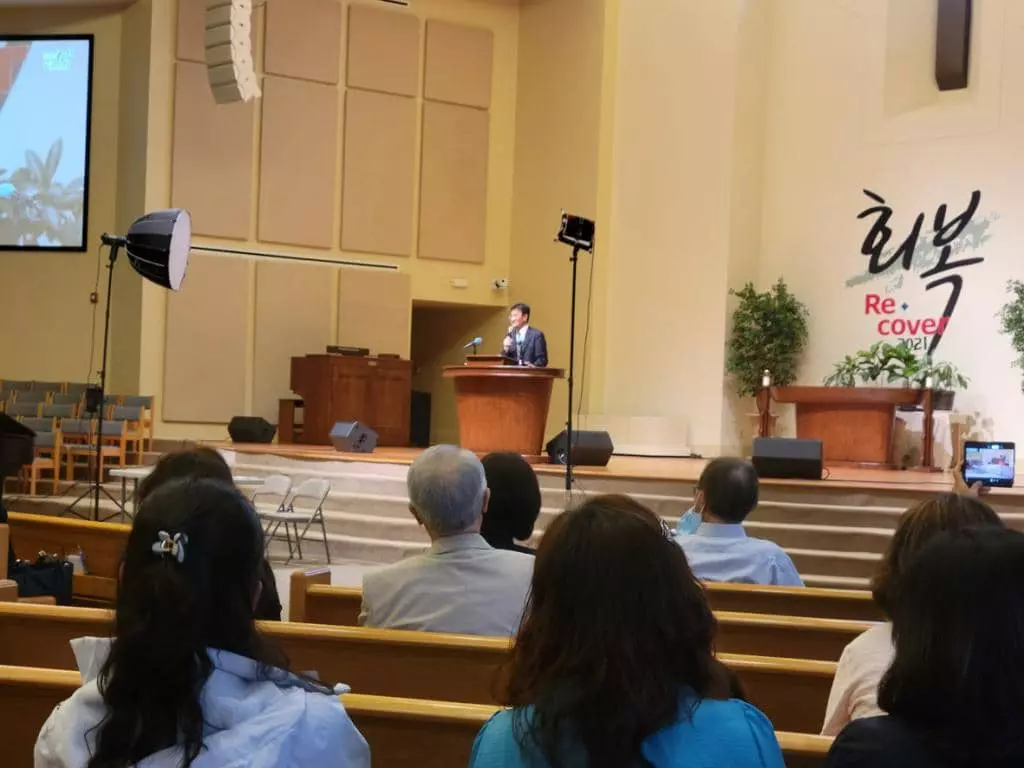 연회로부터 무혐의 결정을 받았으나 다른 교회로 전보조치된 김세환 목사가 19일 오후 7개월만에 교회에 와 자신의 혐의에 대해 해명하고 연회의 조치에 불복할 것을 선언하고 있다.