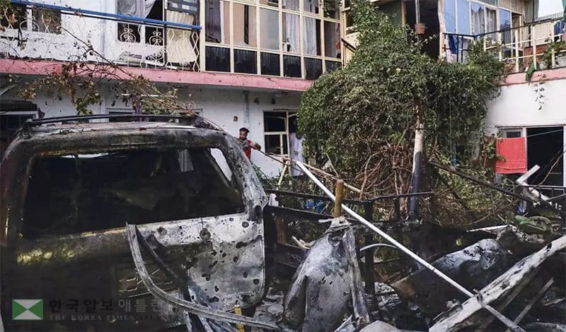 &nbsp;지난달 29일(현지시간) 아프간 카불 시내의 미군 무인기 공습으로 피폭된 차량. [로이터=사진제공]