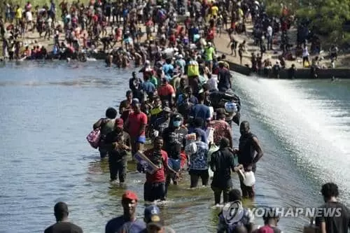 텍사스주 델리오에서 17일 이민자들이 멕시코와 국경을 이루는 리오그란데강을 건너 미국으로 들어오고 있다. 미국 언론은 이곳 국경지대에서는 아이티 등 중남미 출신 이민자 수천 명이 미국행을 꿈꾸며 노숙하고 있다고 전했다.