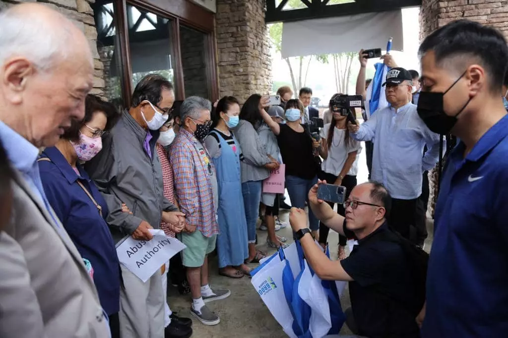 지난 20일 한인교회 교인들이 둘루스에 모여 김세환 목사의 복귀와 조속한 교회 정상화를 위해 기도하고 있다. 