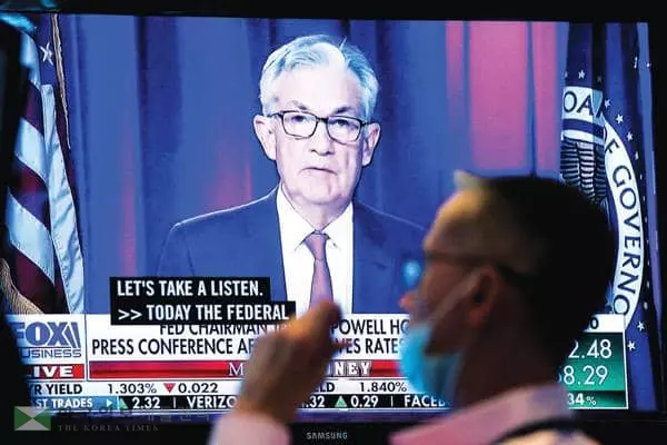 22일 뉴욕증권거래소 스크린에 제롬 파월 연준 의장의 기자회견 모습이 중계되고 있다. [로이터]