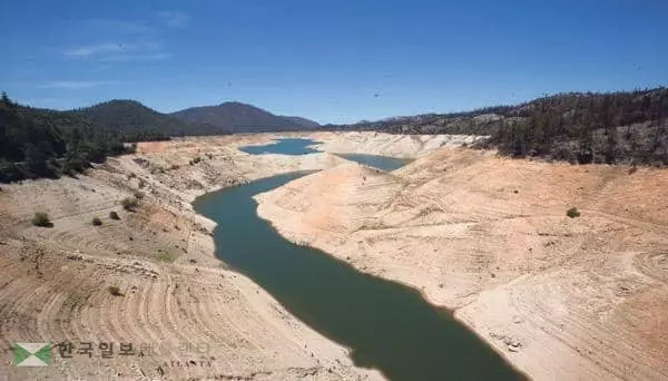 &nbsp;가주의 극심한 가뭄 속에 자발적 절수 지침이 내려져 있지만 LA 등 남가주 지역의 물 사용량은 오히려 늘어난 것으로 나타났다. 지난 6월 북가주 레익 오로빌의 물이 말라 거의 바닥을 드러낸 모습. [로이터]