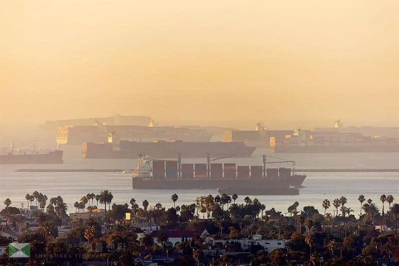 


&nbsp;미 서부지역에 소비제품을 공급하는 LA항과 롱비치항의 지속적인 하역 지연 사태로 대형 컨테이너선들이 항구 입구에서 대거 대기하고 있다. [로이터=사진제공]