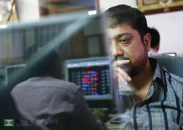 


&nbsp;요동치는 뉴욕증시에서 폭락시 지레 겁먹고 캐시아웃을 하는 것은 장기적인 관점에서 바람직하지 않다고 투자전문가들은 권고한다. [로이터]