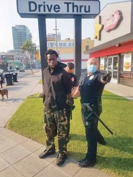  LA 한인타운 한복판에서 인증증오 폭행을 한 흑인 용의자가 당시 경찰에 체포되는 모습. [사무엘 강 회장 제공]