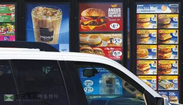 &nbsp;&nbsp;

&nbsp;코로나19 사태로 드라이브 스루 이용 고객이 급증하고 있지만 주문 처리 대기 시간이 늘어나고 주문 처리 정확도마저 떨어져 이에 대한 개선 요구가 커지고 있다. [로이터]