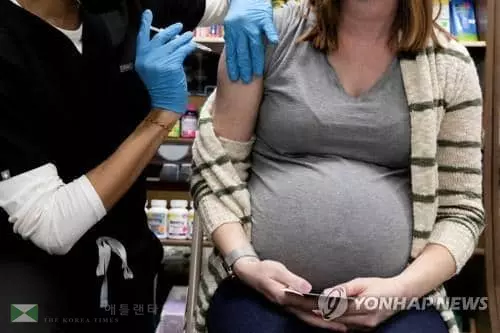 지난 2월 펜실베이니아주의 한 약국에서 임신부가 코로나19 백신을 맞고 있다. [로이터=연합뉴스 자료사진]