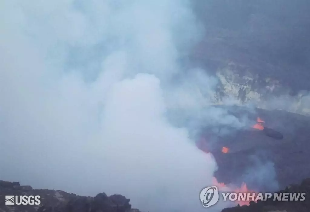 하와이섬에 있는 킬라우에아 화산의 할레마우마우 분화구에서 29일(현지시간) 분출이 시작되는 모습을 미국 지질조사국(USGS)이 설치한 웹캠을 통해 촬영한 사진