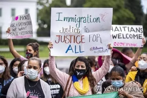지난 23일 워싱턴DC에서 이민자 추방 중단을 촉구하는 시위대 [EPA=연합뉴스]