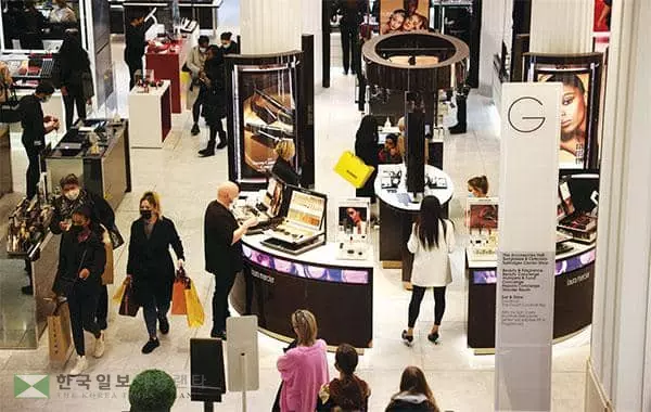 


&nbsp;LA항만의 물류대란이 올해를 넘어 내년에도 지속될 수 있다는 우려가 커지고 있는 가운데 소매업체들이 대책 마련을 위해 고심하고 있다. [로이터=사진제공]