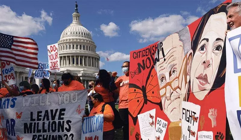 


 지난달 30일 워싱턴 DC 연방 의사당 앞에서 이민자 단체 관계자들이 이민개혁안의 연방 예산조정안 포함 통과를 촉구하고 있다. [로이터=사진제공]